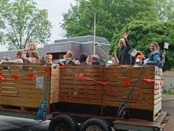 Album afbeelding 1: Op de kar op weg naar De Bouwsteen.
